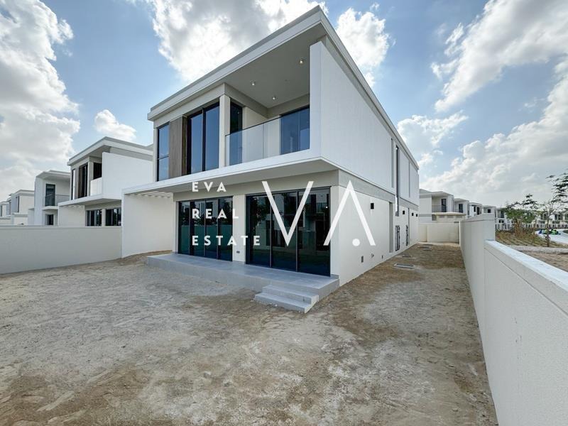 Corner Villa | Upgraded | Single Row | Luxurious 4BR+M